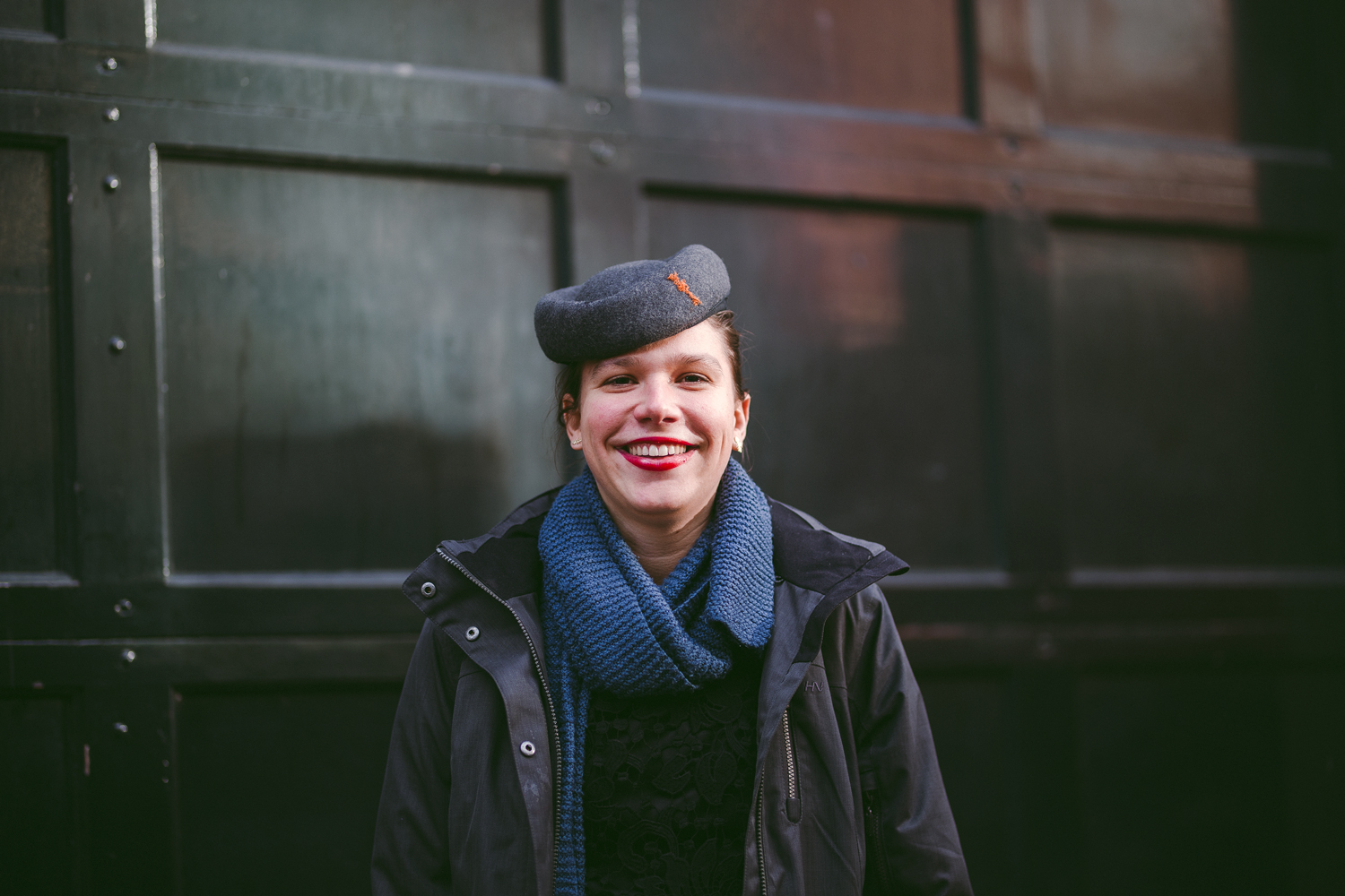 Vrouw met baret voor deur