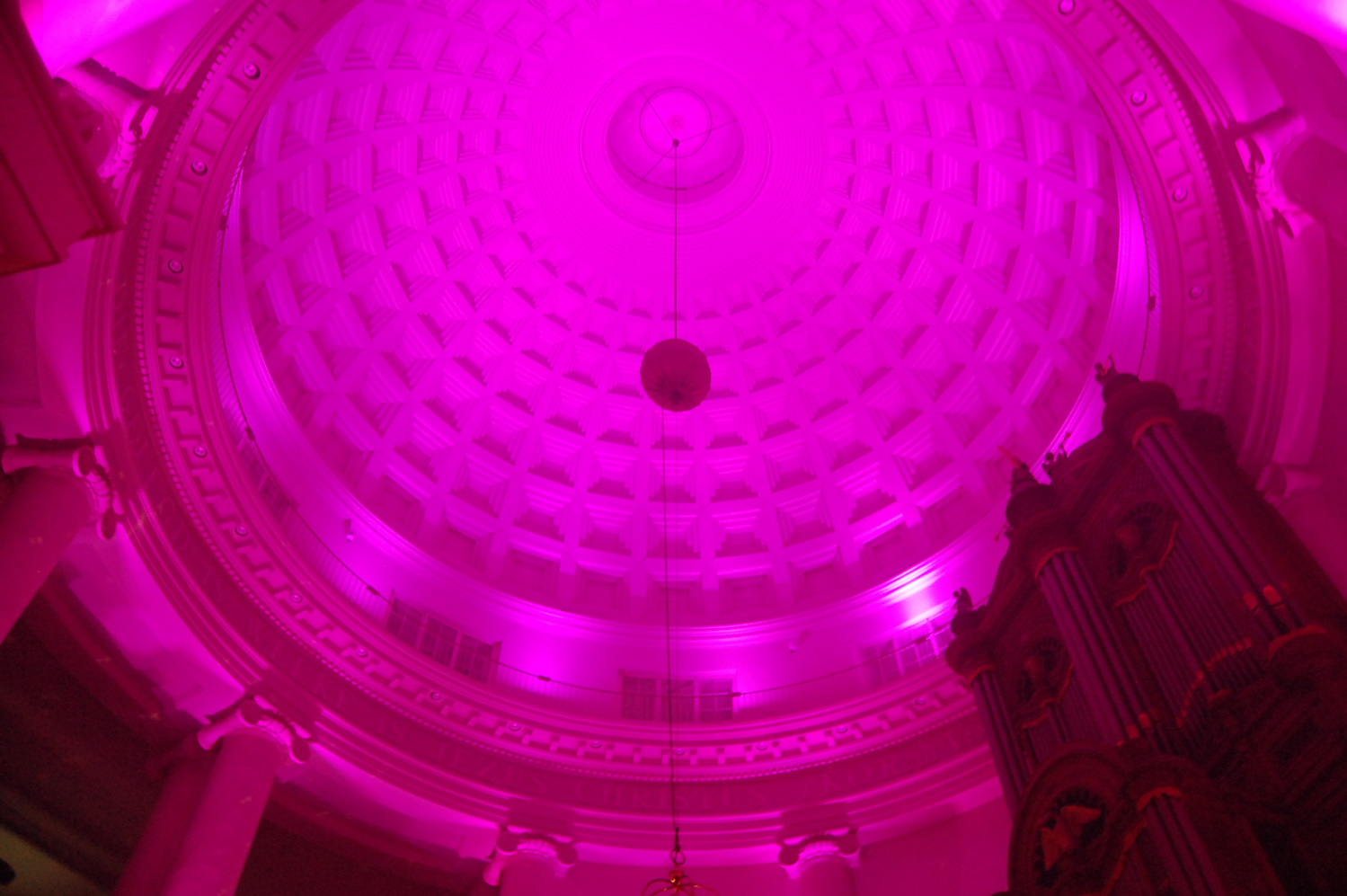 roze licht geprojecteerd op plafond