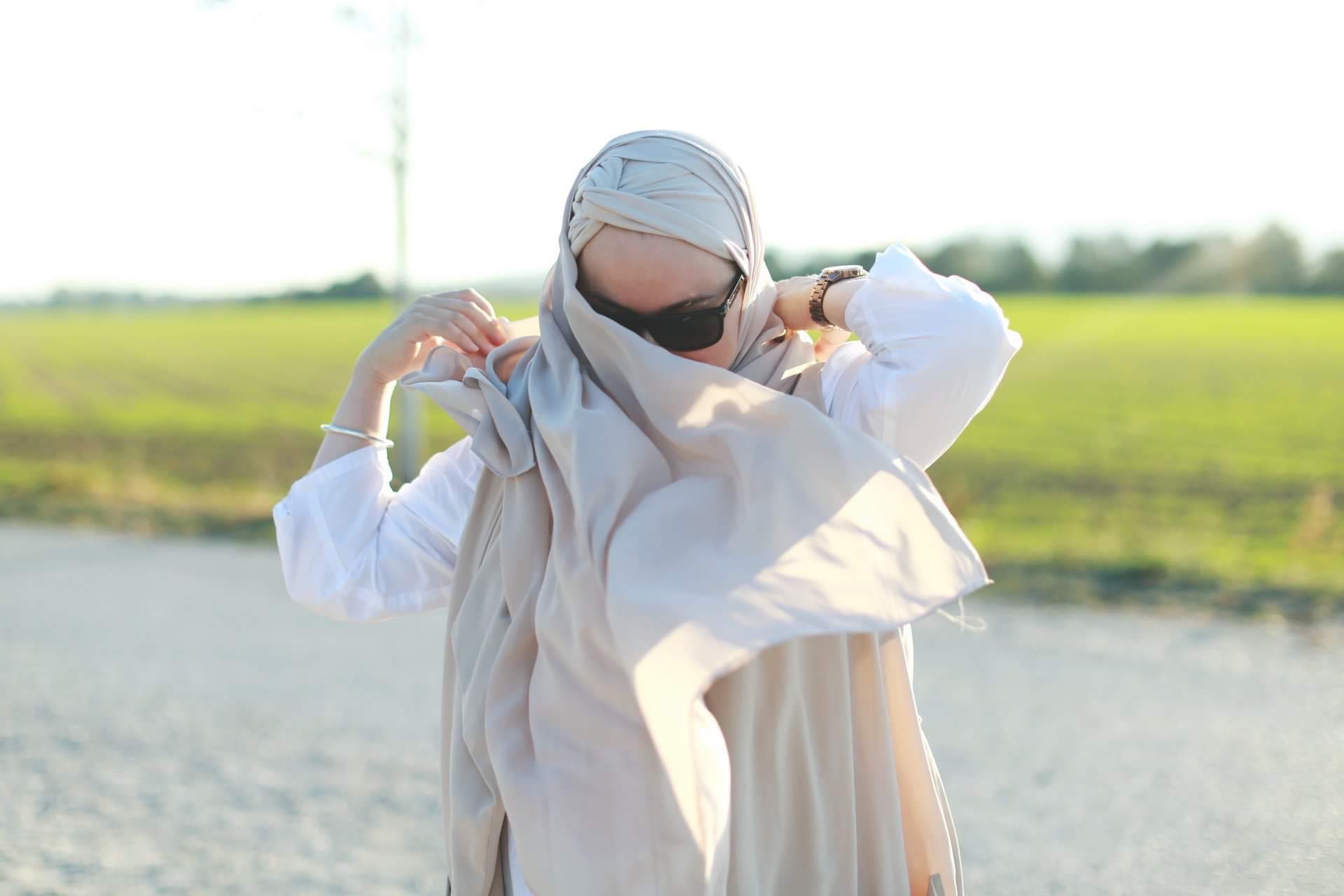 Frau mit Kopftuch