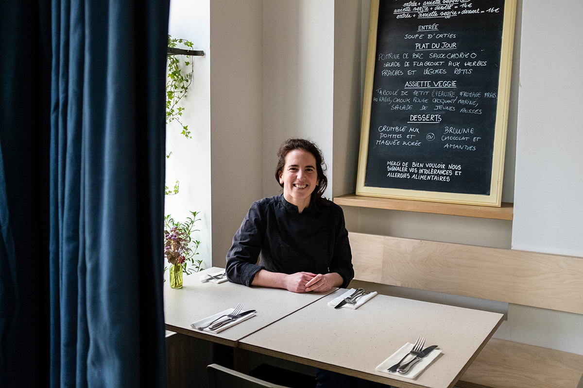 Laura Perahia, Le Local