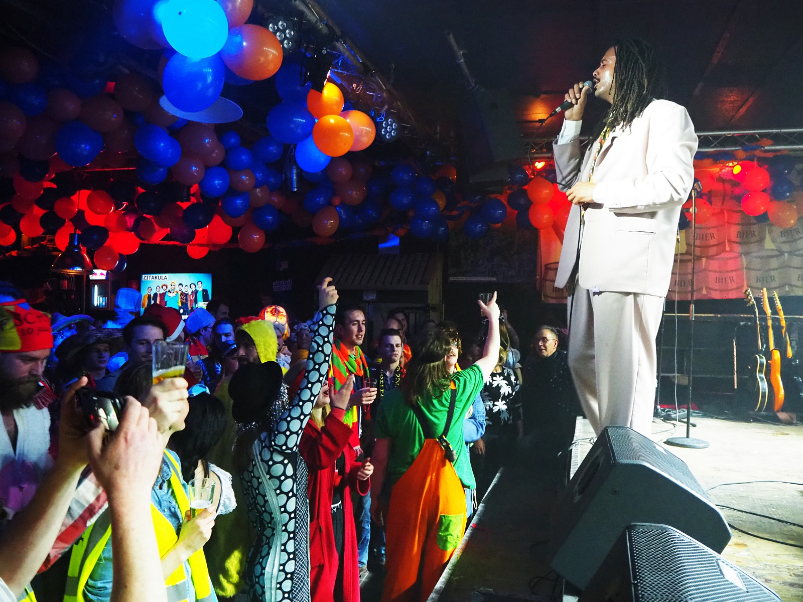 Afroman treedt op