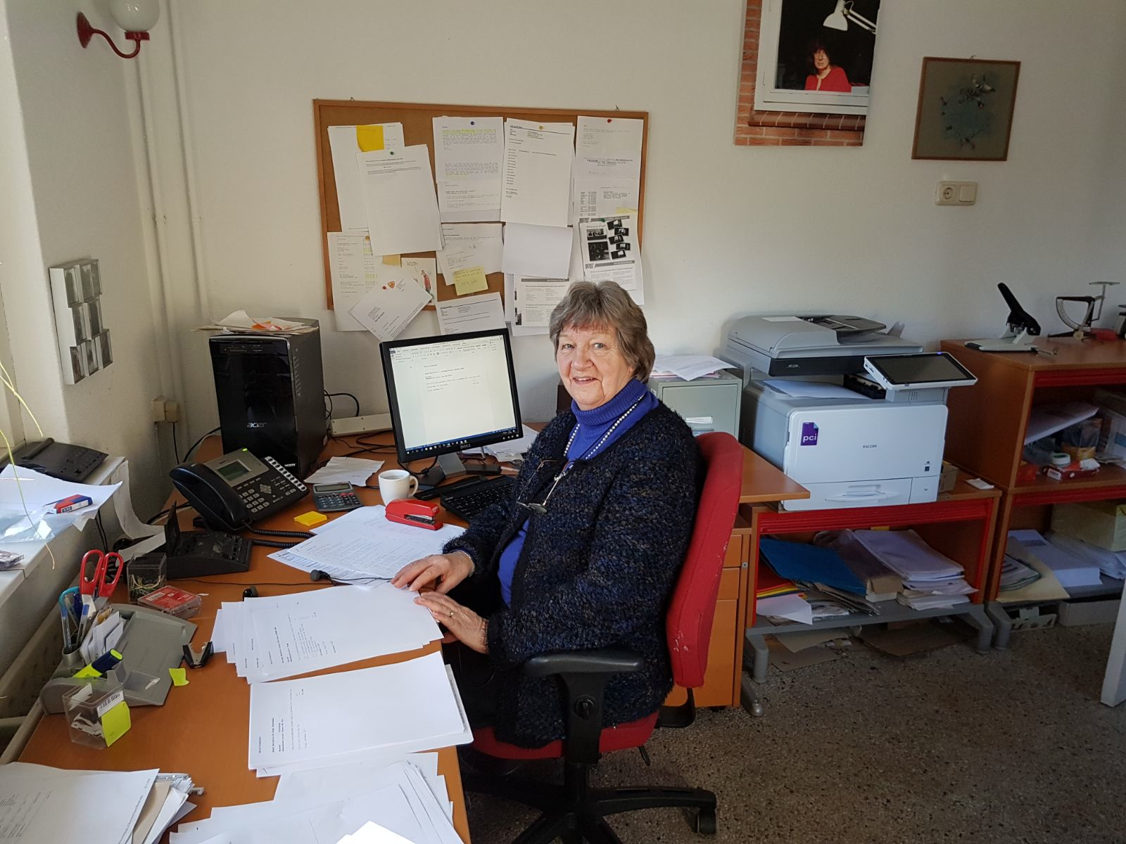 Vrouw aan bureau