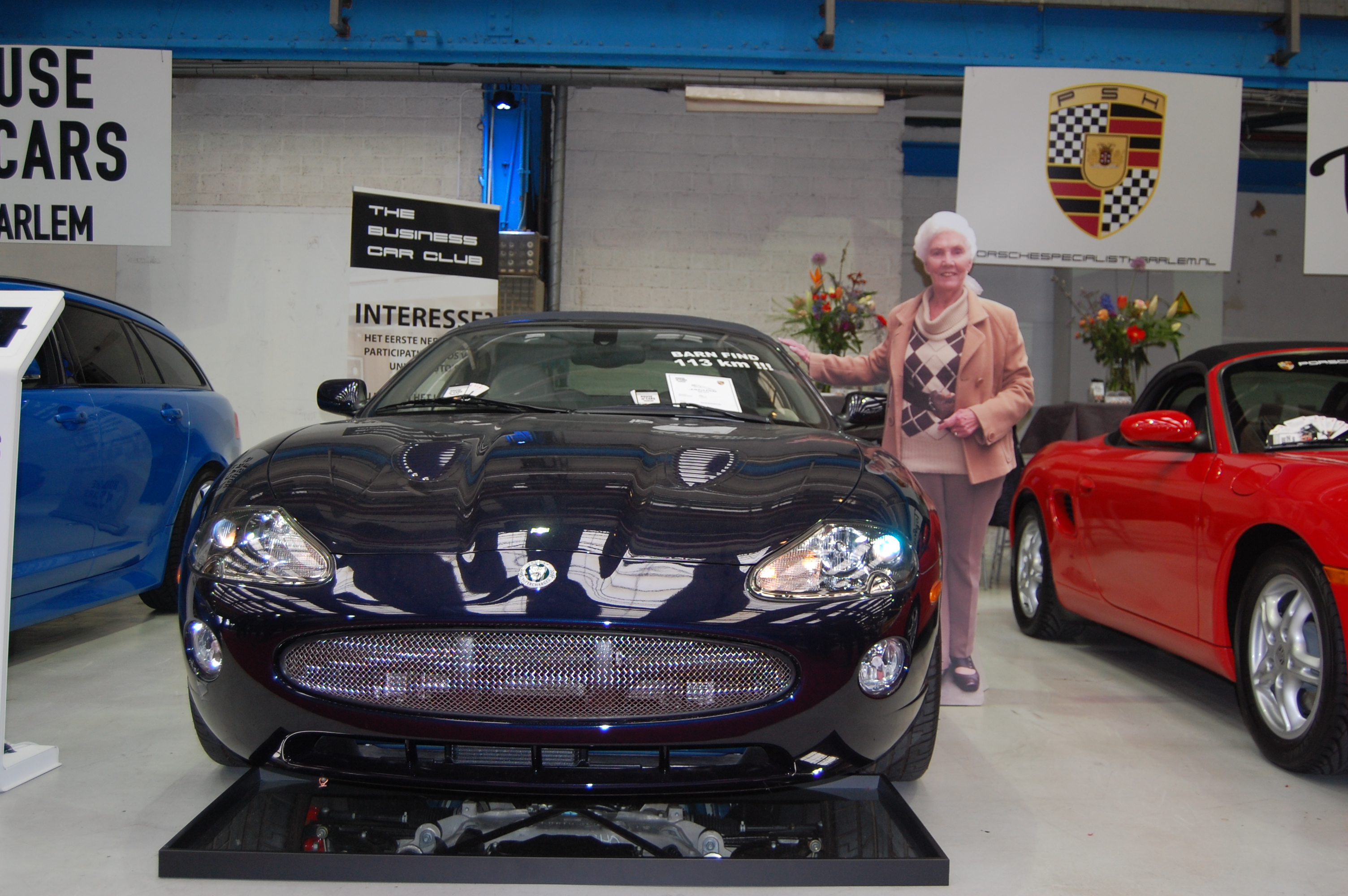 blauwe auto en oma