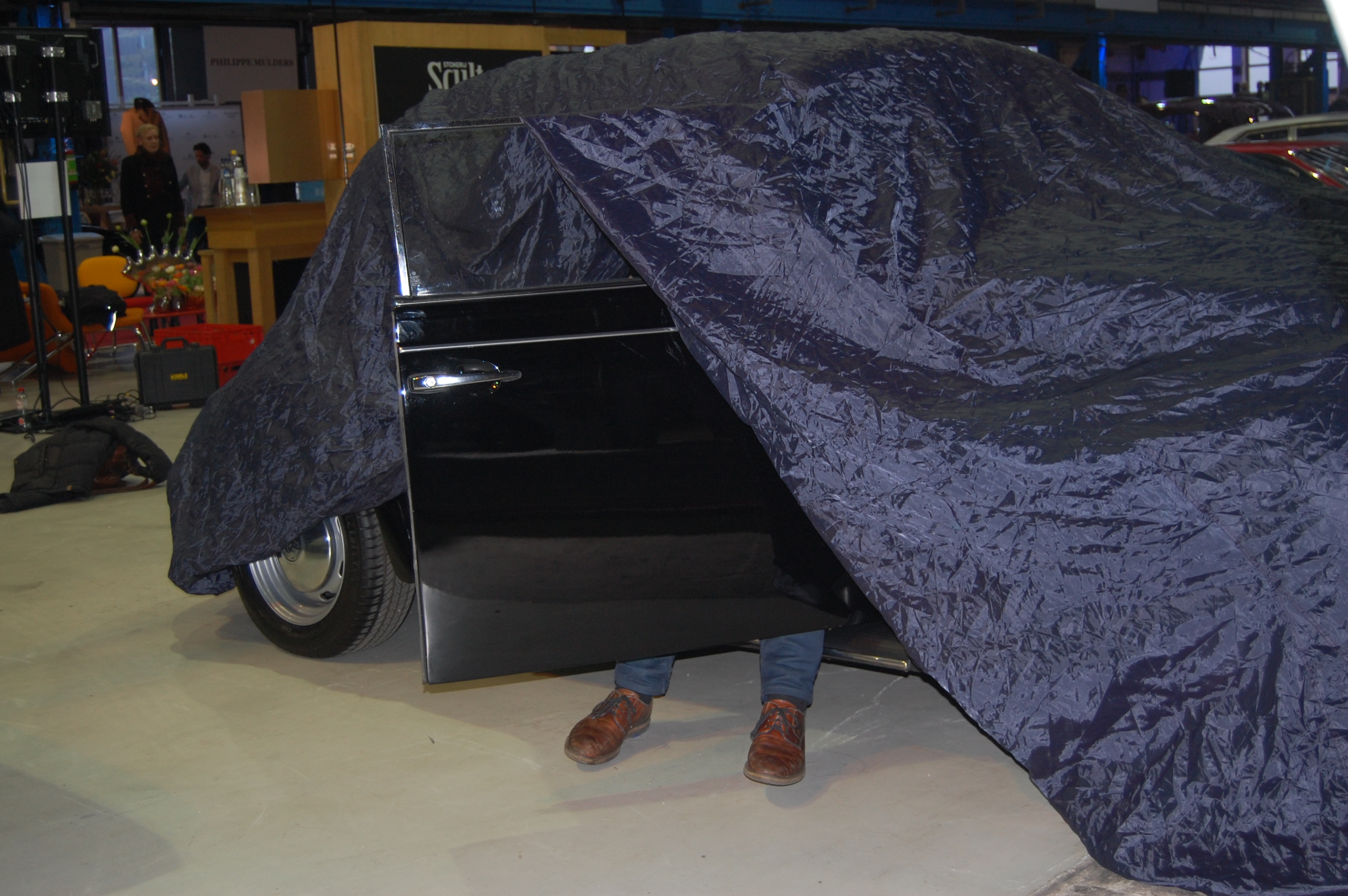 auto met hoes erover