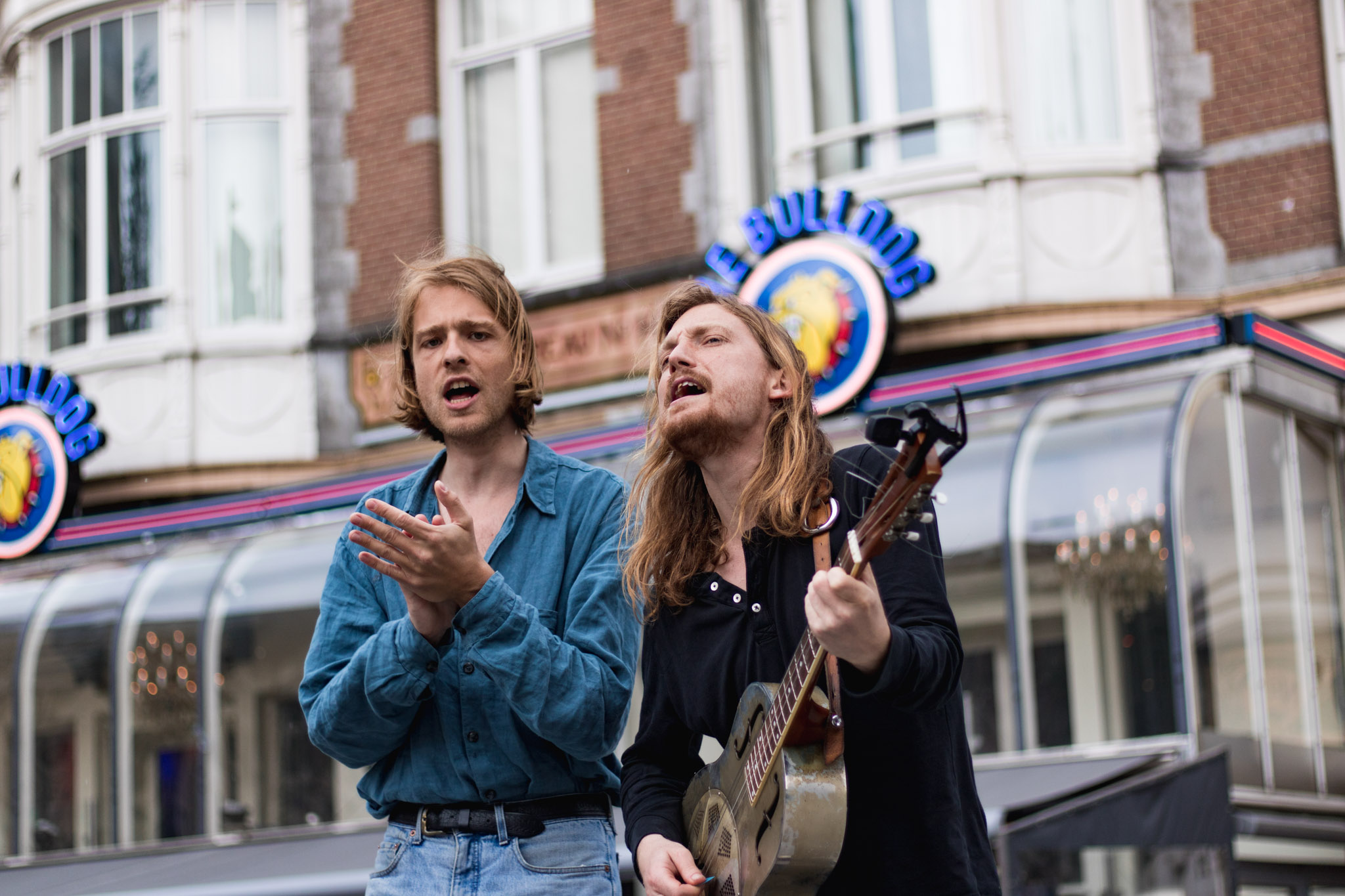 Louis en Tim op straat aan het zingen
