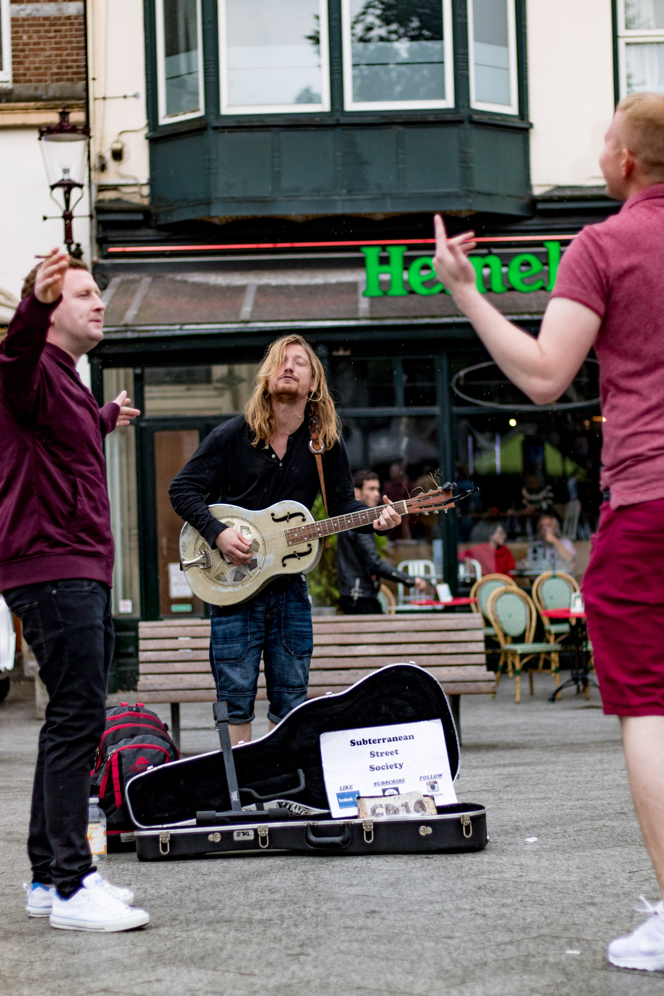 Louis met gitaar aan het zingen