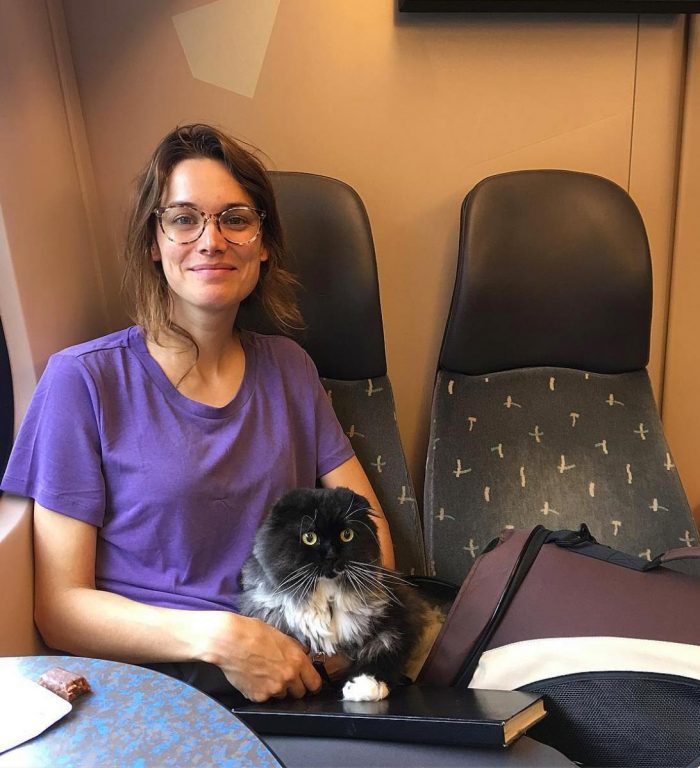 Lize en haar kat in de trein