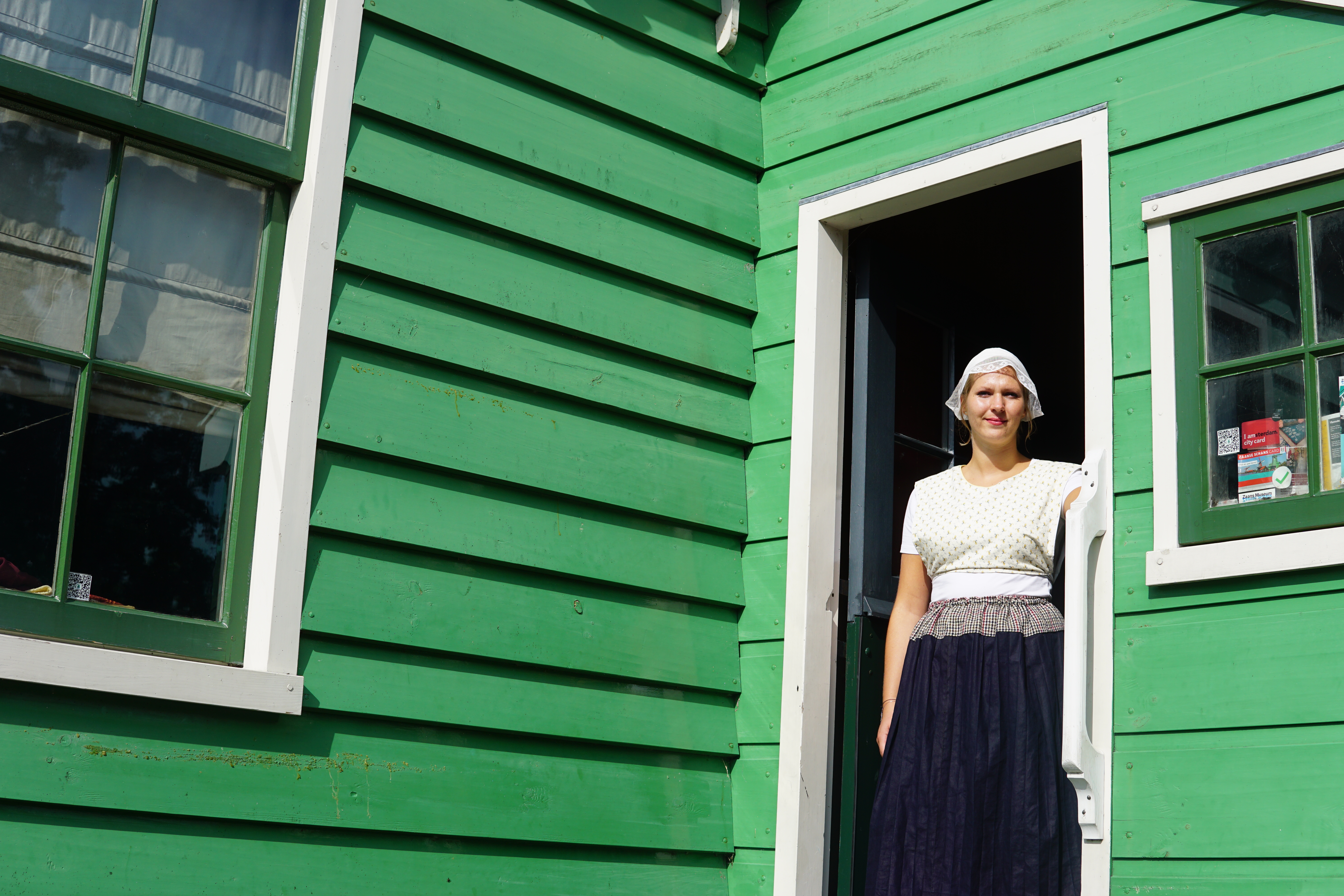 groen huis met vrouw