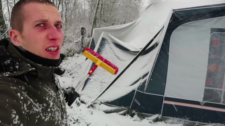 man met gemillimeterd haar gaat de sneeuw aanpakken