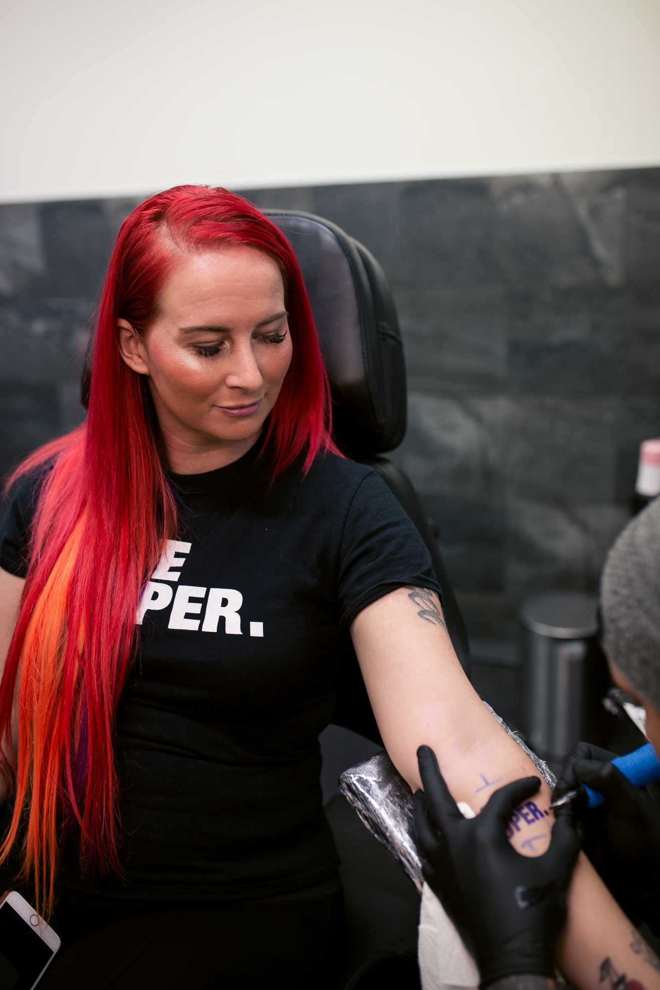 vrouw in tattoo stoel