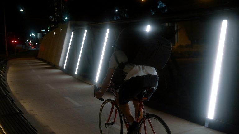 fietsbezorger in het donker