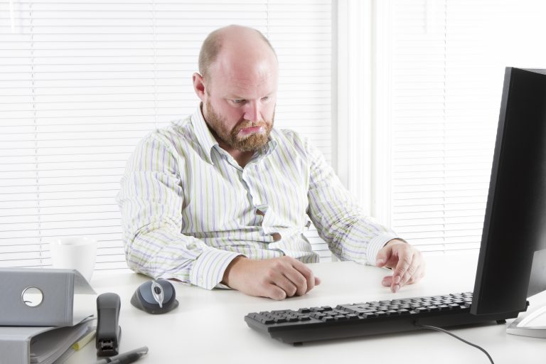 Vermoeide man achter computer