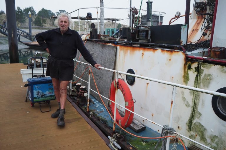 Man bij boot