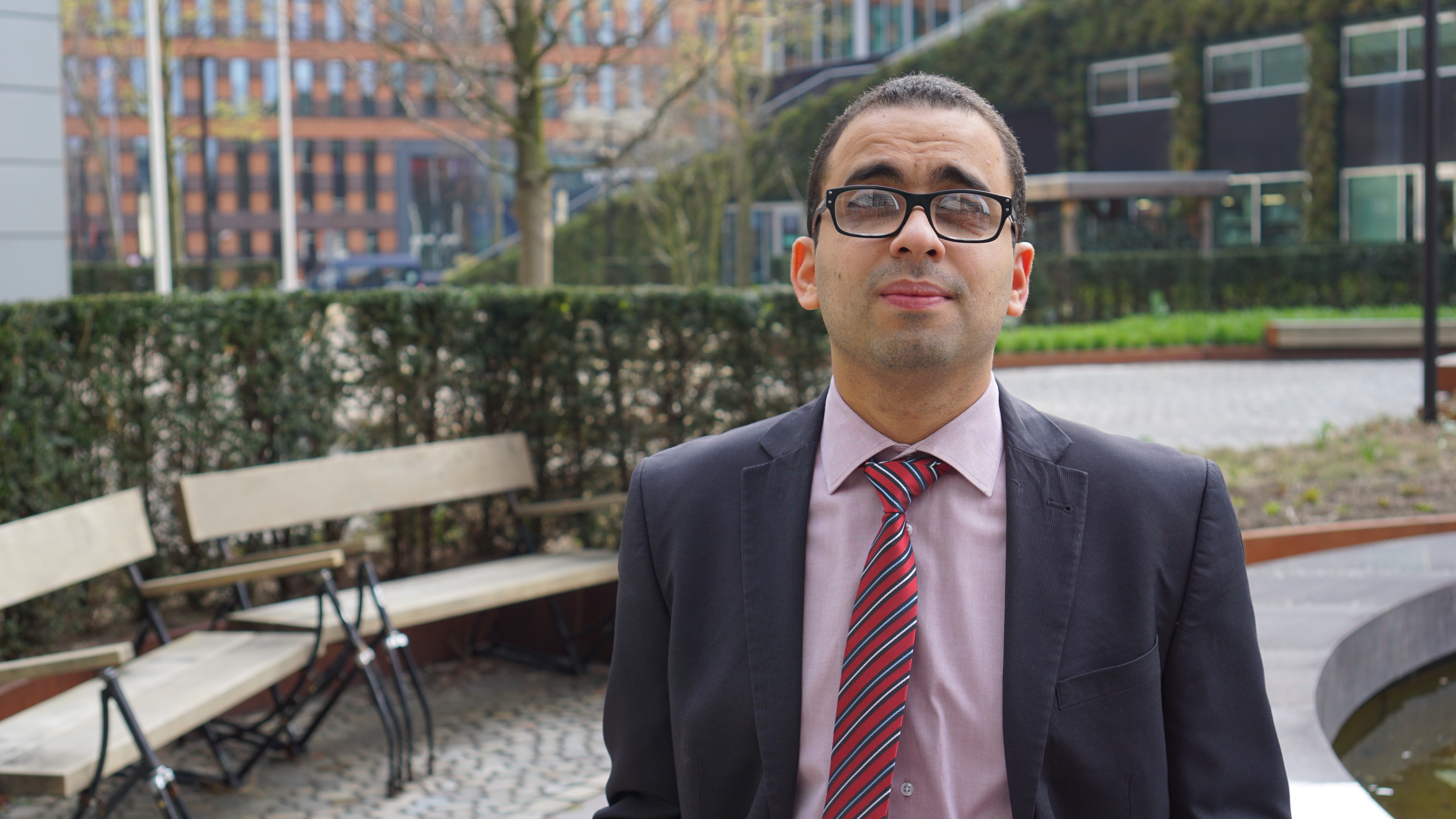 Man in pak en stropdas met bril