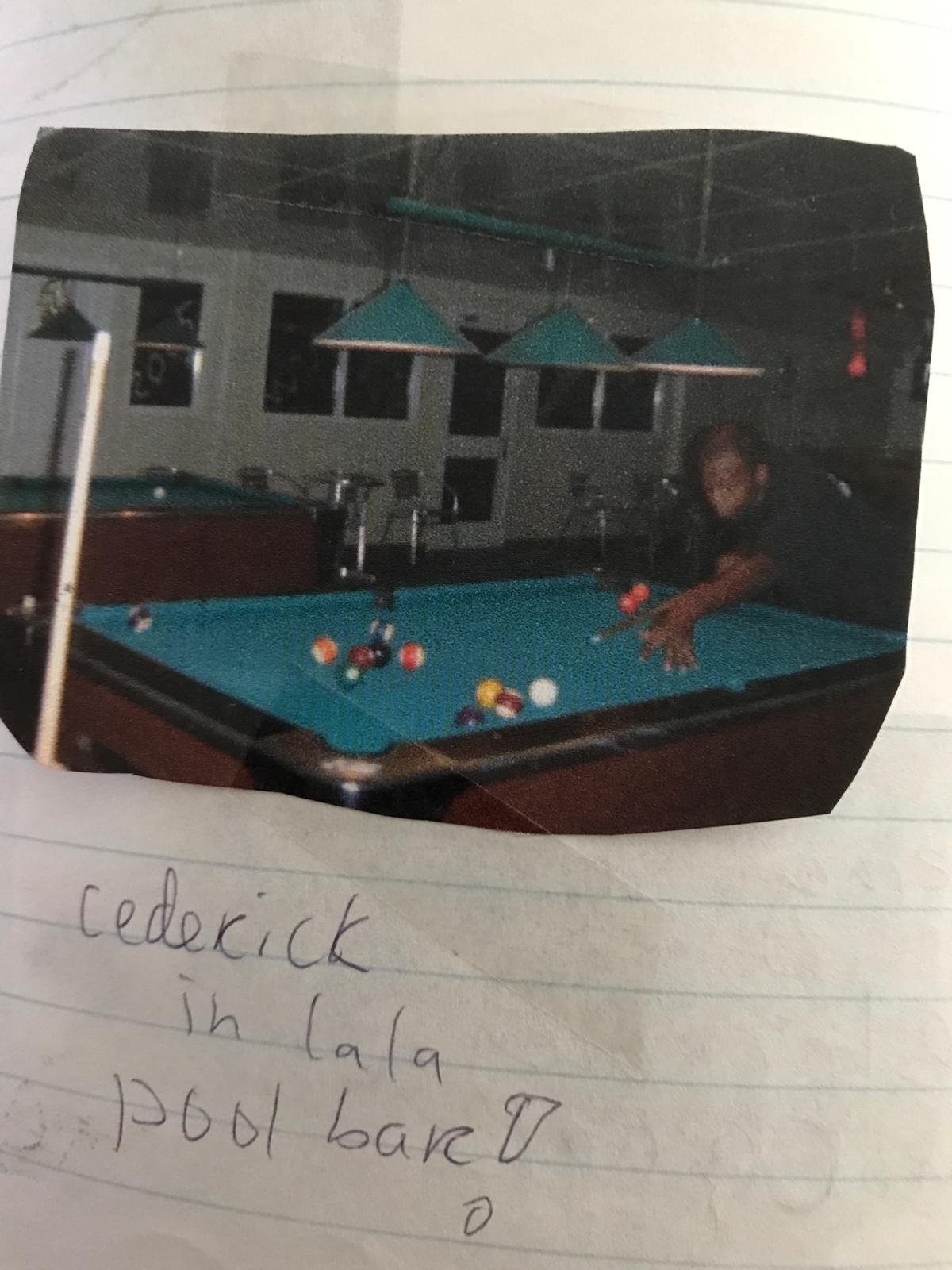 Een ontvoerder van Kim aan het poolen.