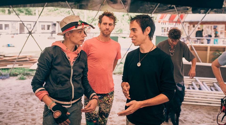 Daniel in gesprek met twee andere mannen.