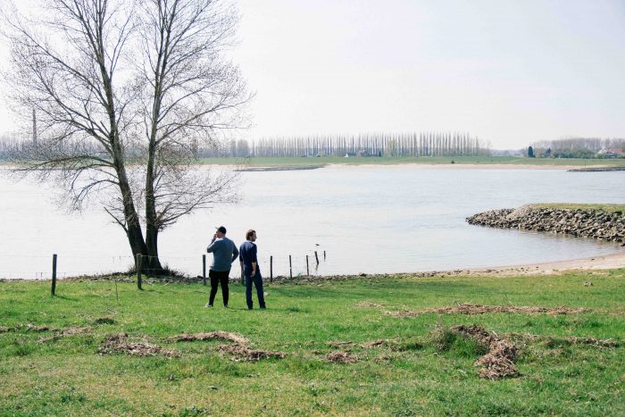 Twee mannen aan het water opzoek naar goud