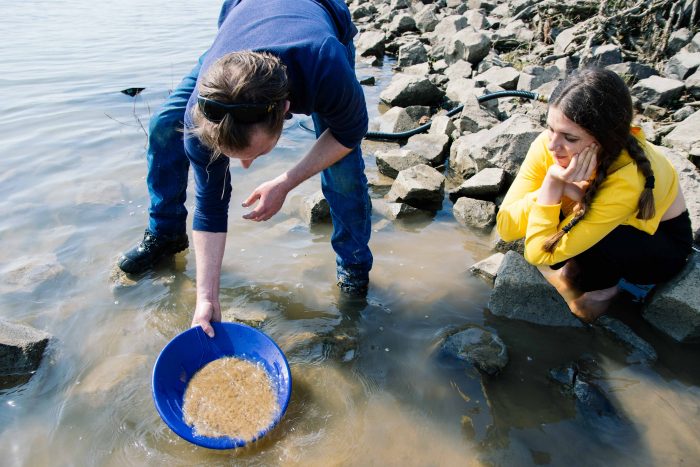 Bas scheidt het goud van het zand
