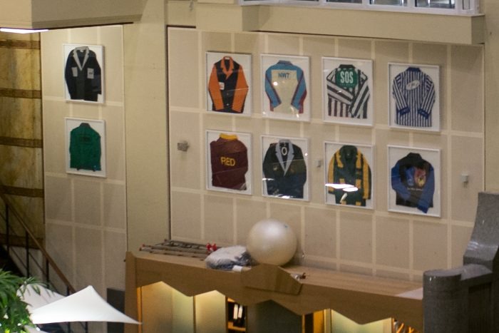 Vroeger hadden de beurshandelaren daadwerkelijk rugby-achtige shirts aan, zodat ze konden zien naar wie ze moesten schreeuwen.