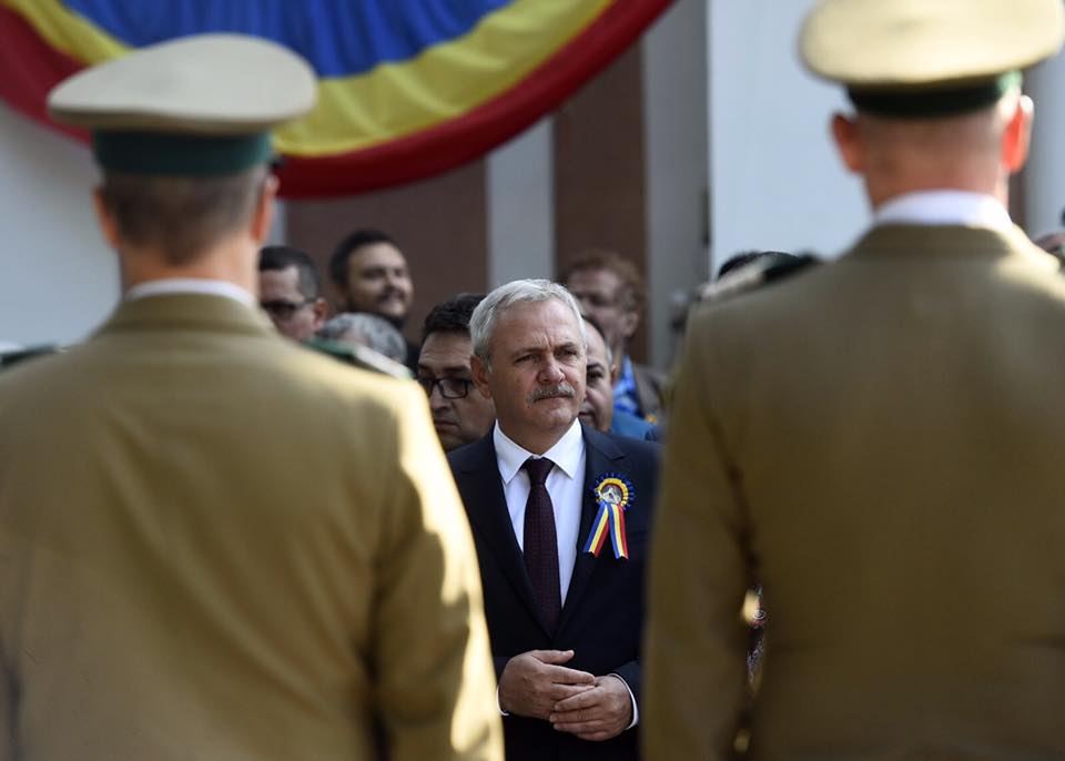 1555229093903-Liviu-Dragnea-tricolor