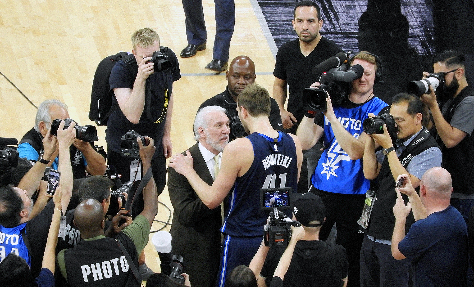 1555332470108-8-dirk-i-popovic-posle-tekme-u-san-antoniju