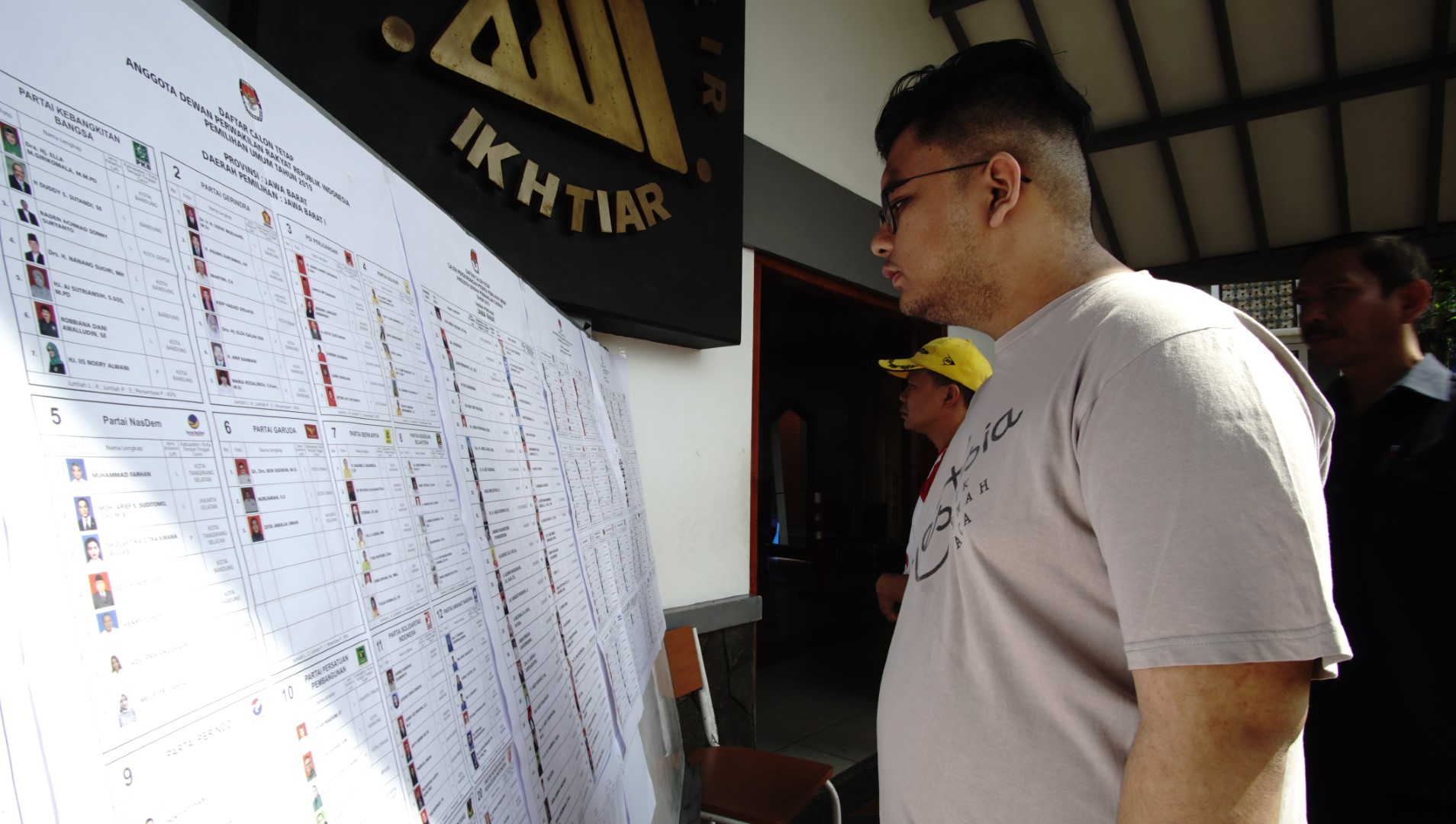 1555485064133-Ichsan-memperhatikan-nama-nama-caleg-sebelum-mencoblos