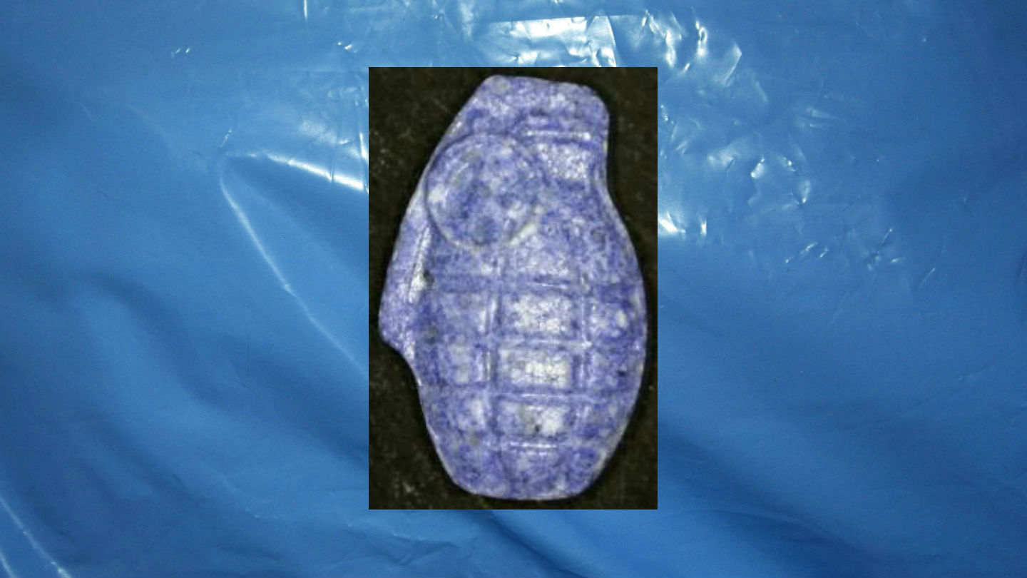 1555587060293-ecstasy_pille_blau_handgranate