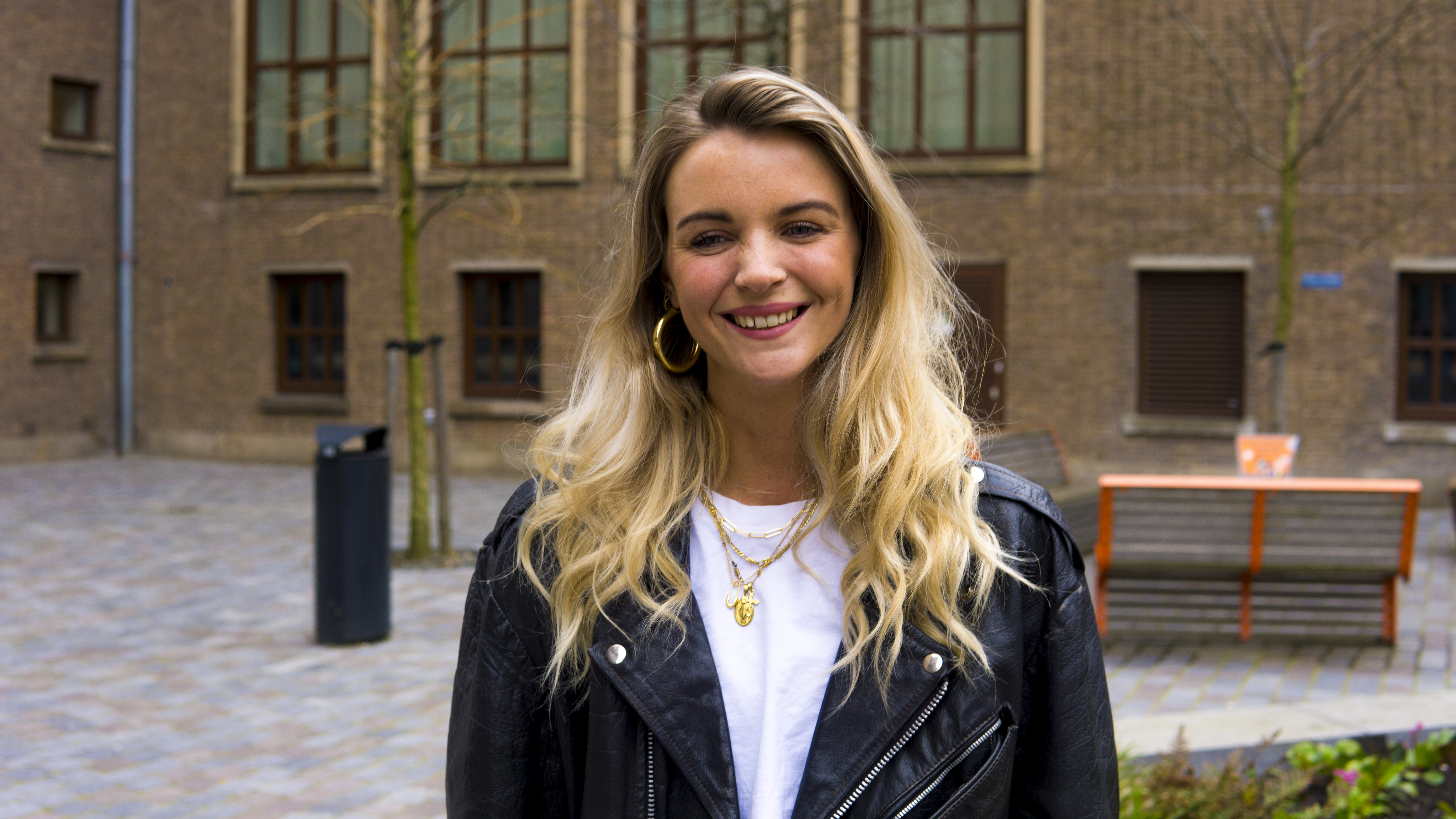 1555601196252-Broadly-Straatvraag-6