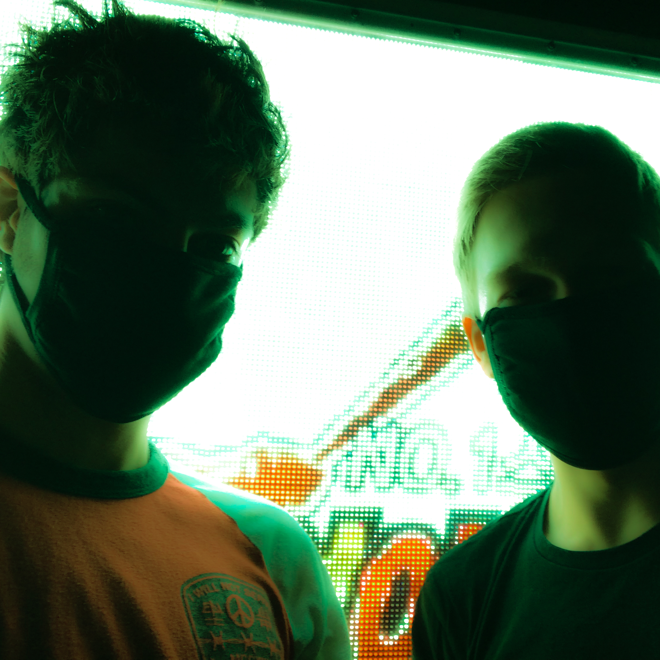 1555666950272-UVB76_1