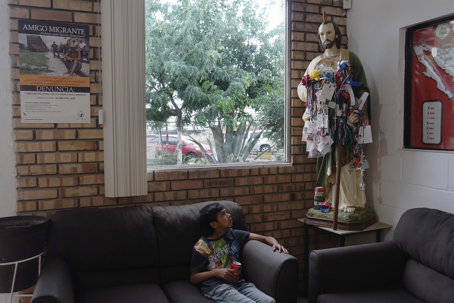1556029988593-juarez-waiting