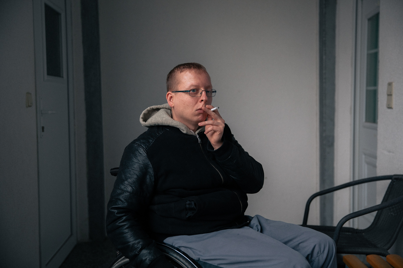 Jan vor seiner Wohnung
