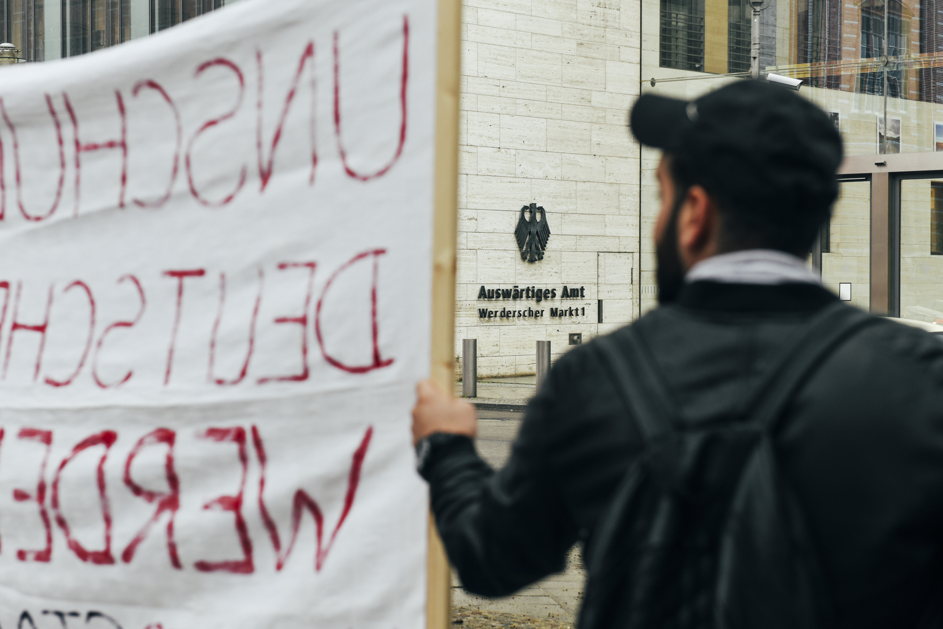 Ein Demonstrant vor dem Auswärtigen Amt