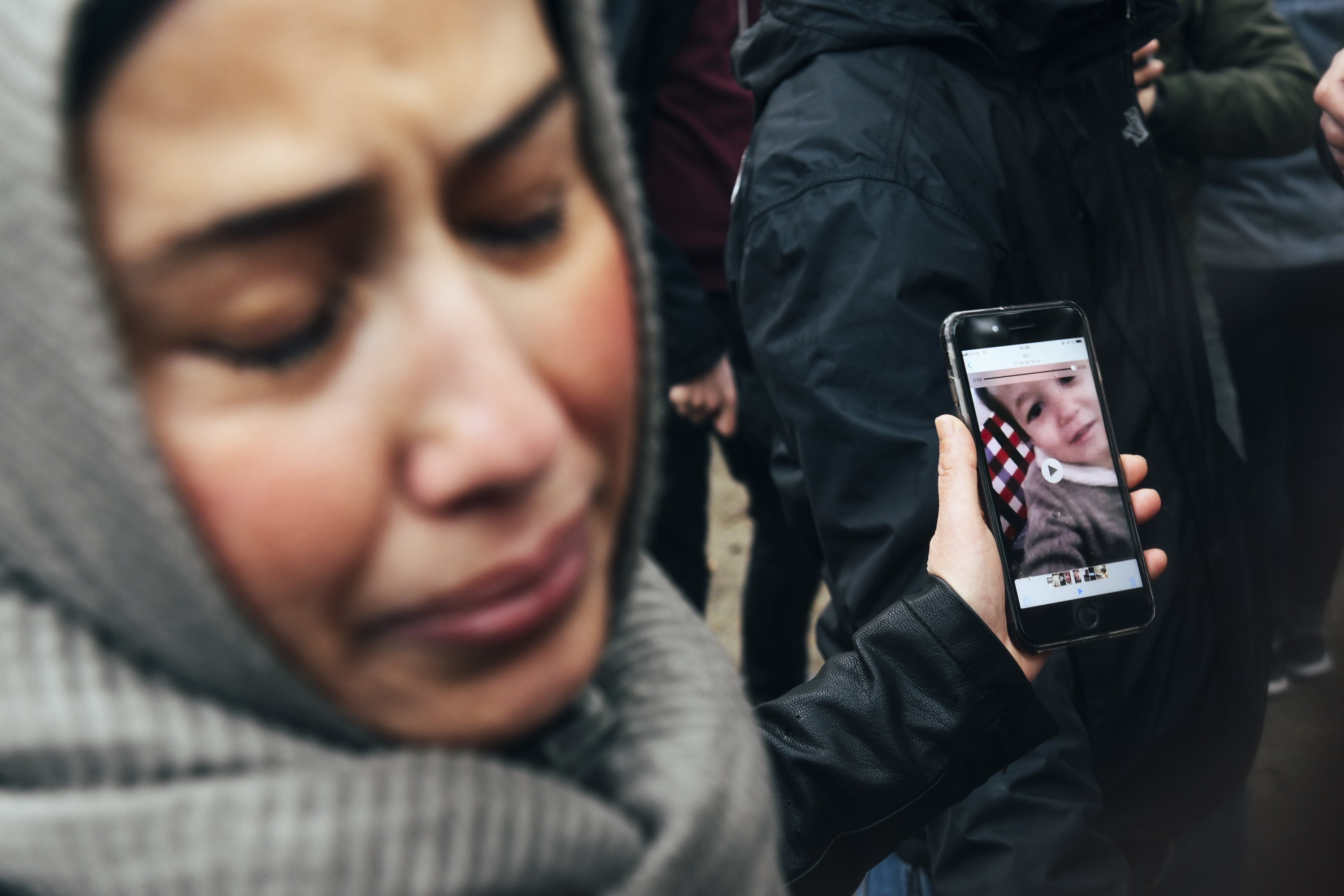 Nadjas Mutter zeigt ein Video ihres Enkels auf dem Handy