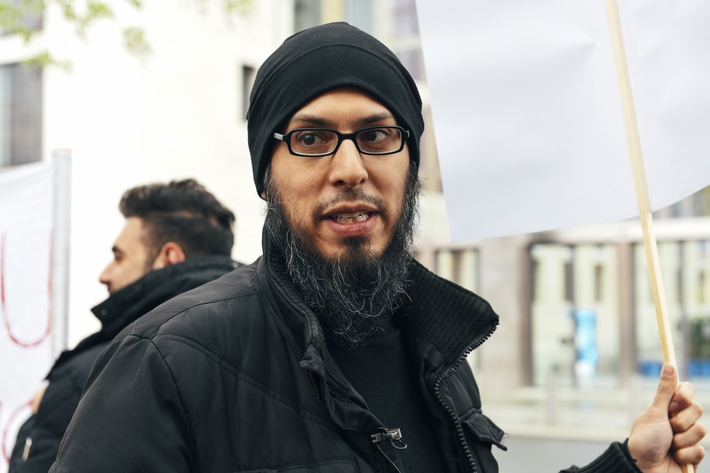 Danisch Farooqi schaut nach rechts