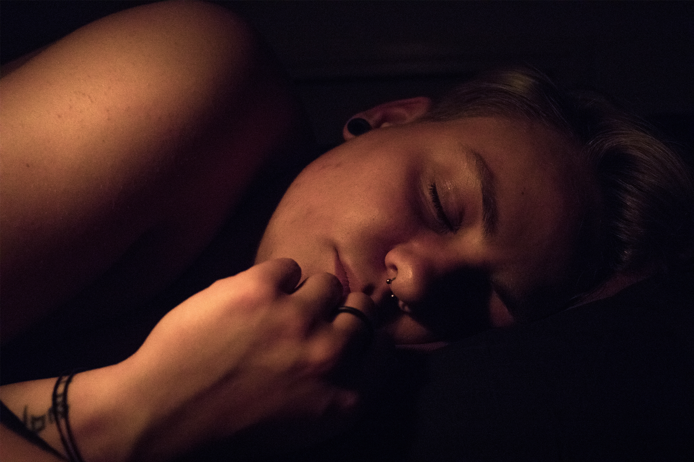 Transmann Tijn im Bett