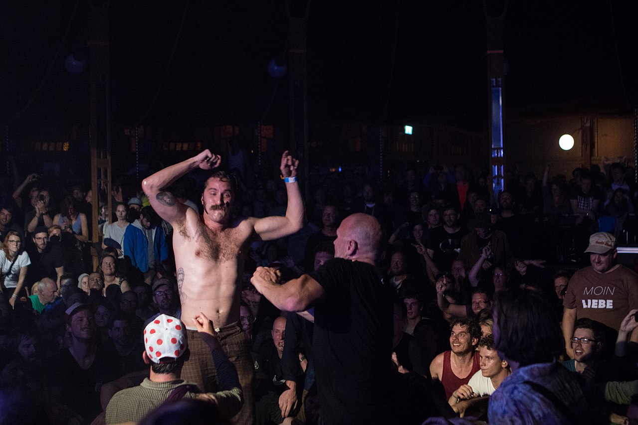 1557426116181-1280px-Idles_-_Haldern_Pop_Festival_2017_-_Alexander_Kellner_-_15