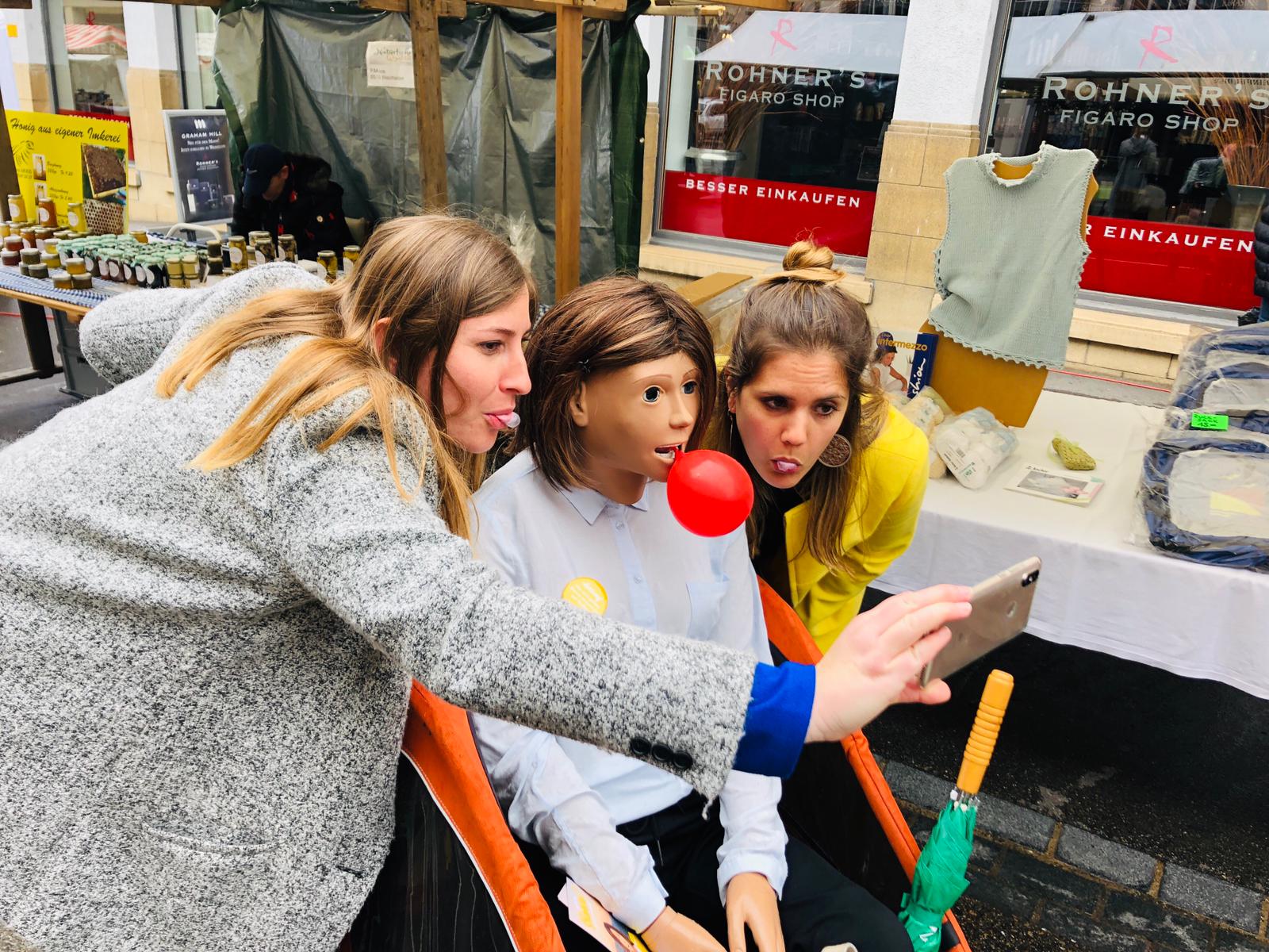 Thurgau Tourismus Bianca macht Selfie mit anderen Frauen