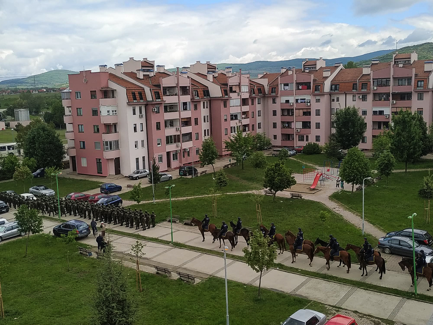 1557560806766-Esaloni-za-vreme-priprema-namesteni-usred-naselja