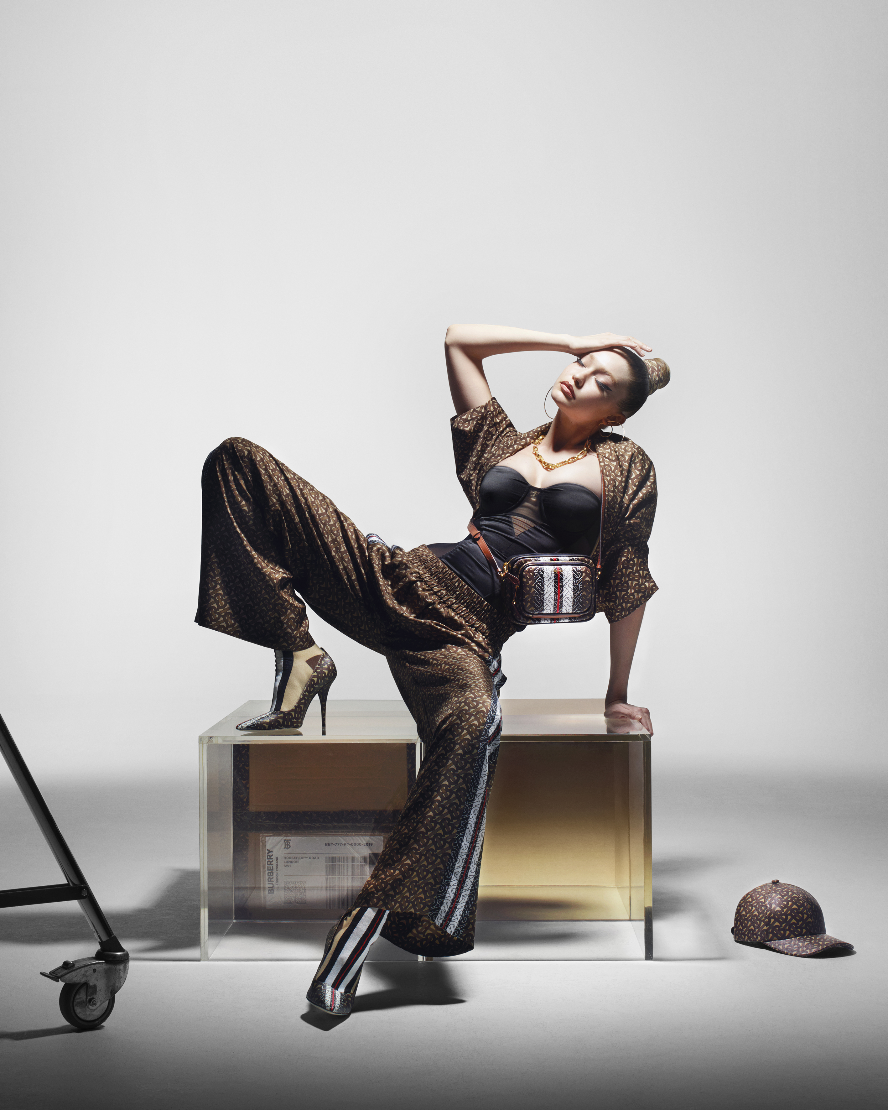 1557831212928-Burberry-Debuts-Monogram-Collection-Through-A-Campaign-Starring-Gigi-Hadid-c-Courtesy-of-Burberry-_-Nick-Knight_004