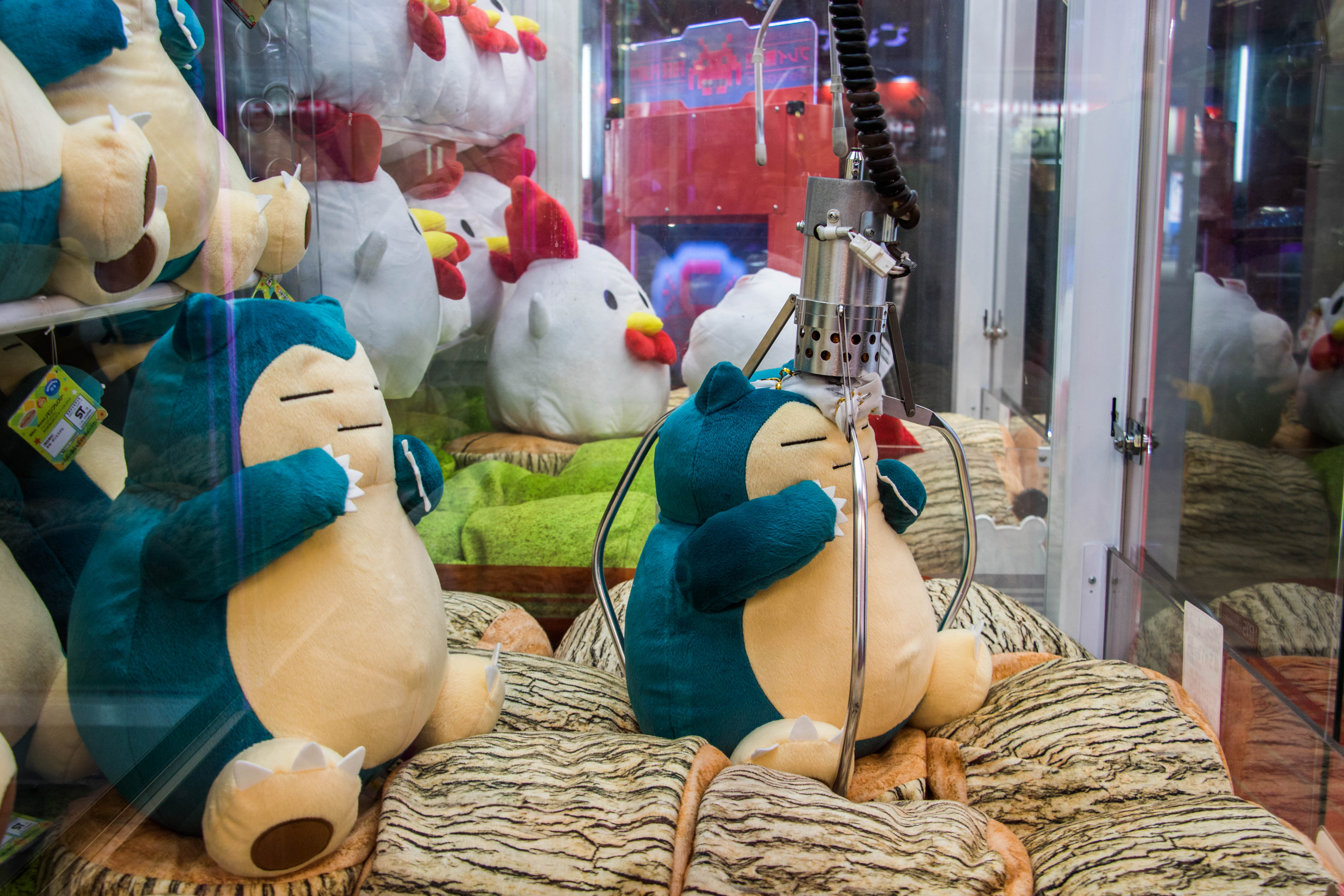1558627455838-2-Les-UFO-catchers-attirent-les-passants-a-linstar-de-Nicole-et-son-mari-venus-pour-tenter-de-remporter-une-peluche-Ronflex
