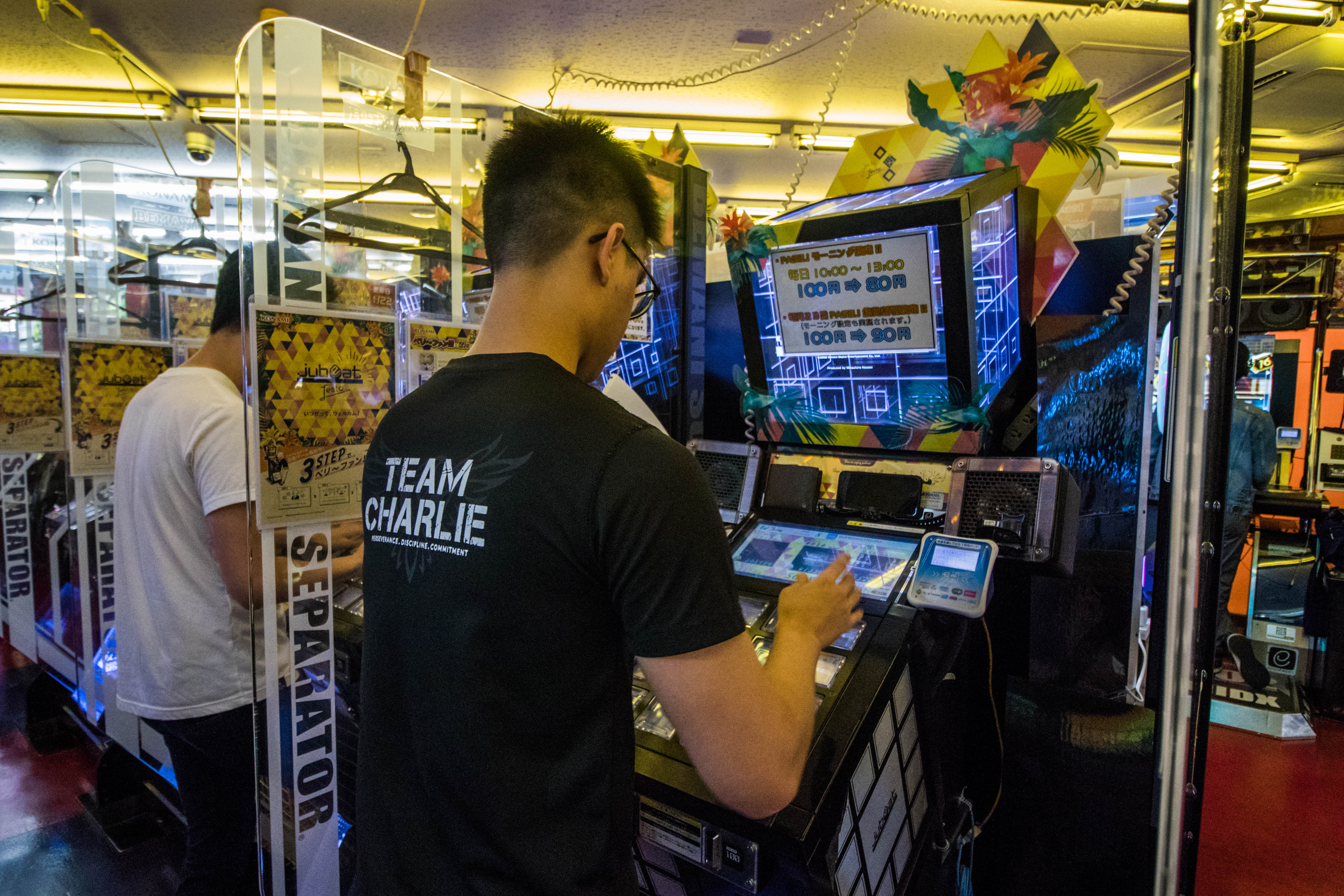1558627623538-6-Nostalgique-de-retrouver-un-jeu-qui-a-berce-son-adolescence-Gabriel-enchaine-les-parties-de-Jubeat-Konami