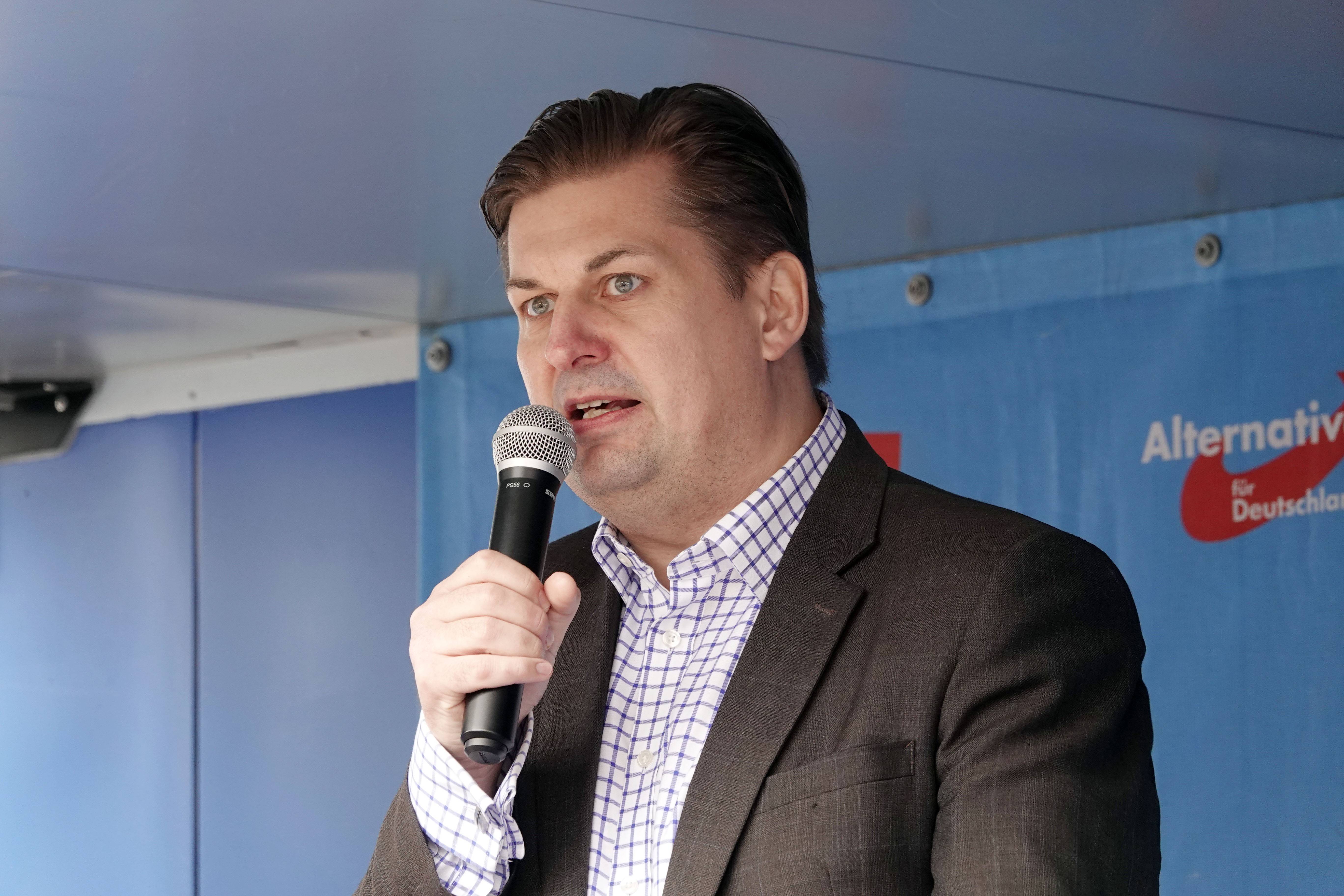 Maximilian Krah hält eine Rede