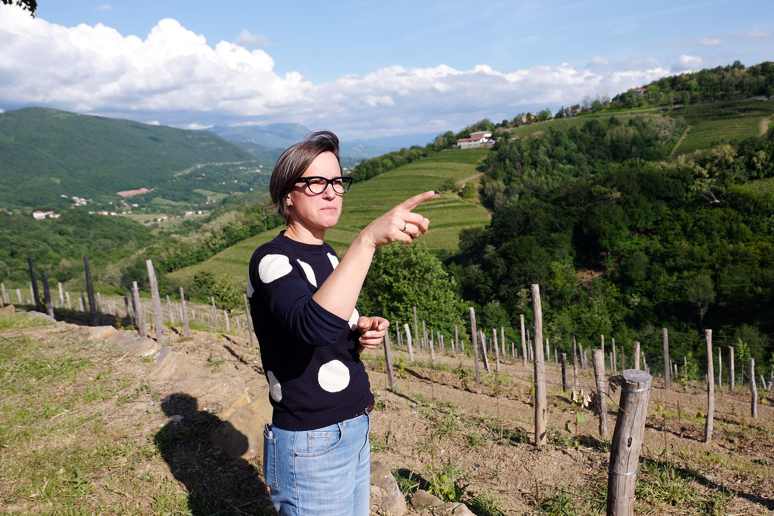Mateja-Gravner-nella-vigna-di-Dedno-in-Slovenia