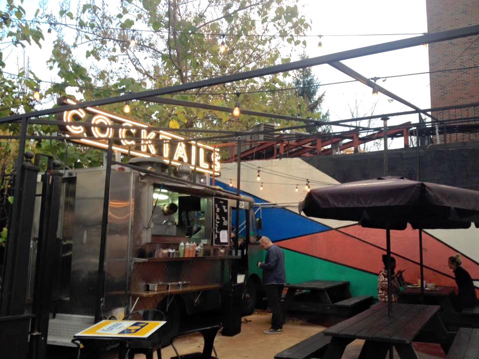 the outdoor cocktail bar at chilo's in brooklyn