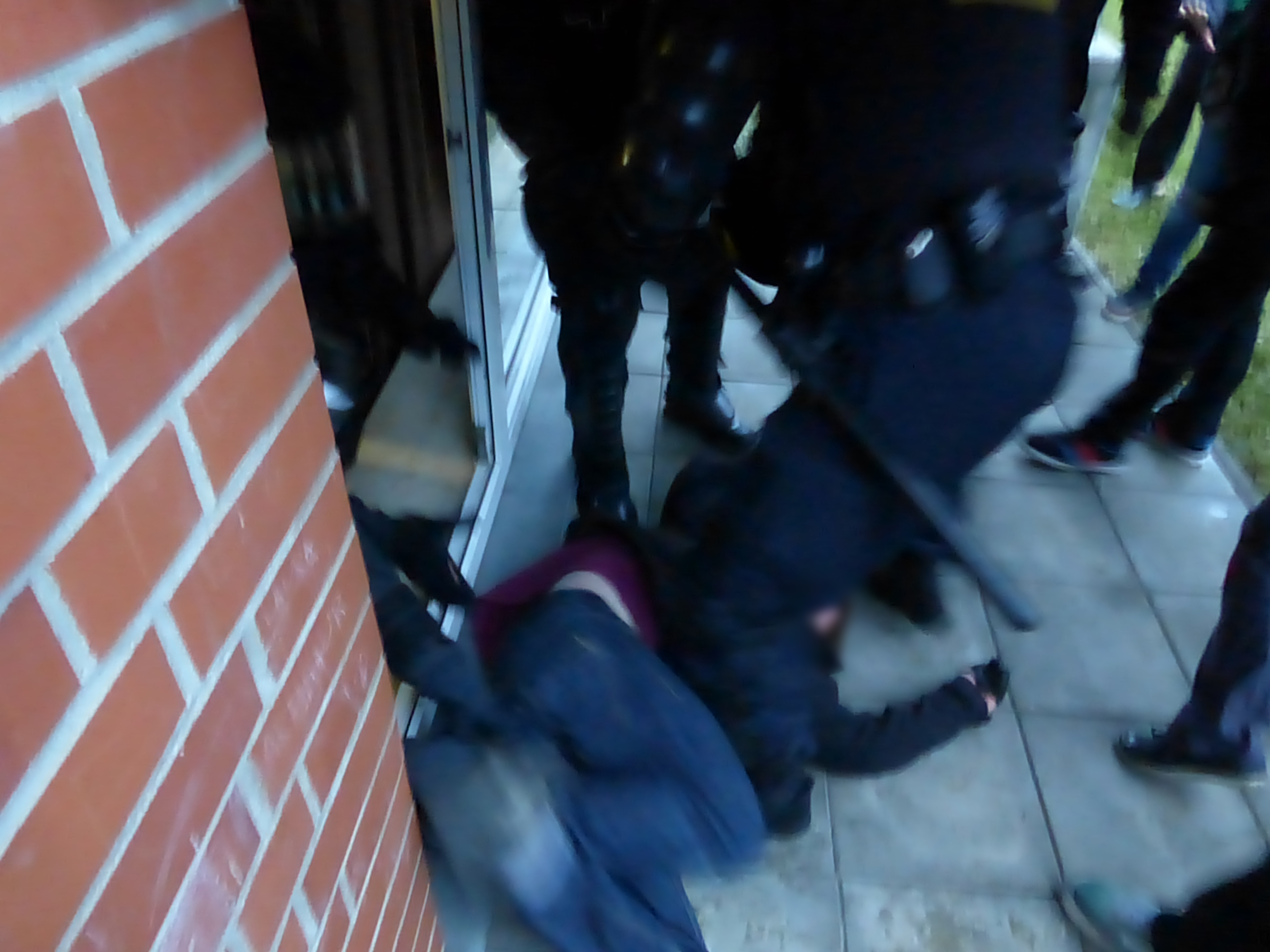 Ein Aktivist vor dem Kellerfenster, durch das sich die Polizei Zutritt ins Gebäude verschaffte. || Foto: Linksunten Göttingen