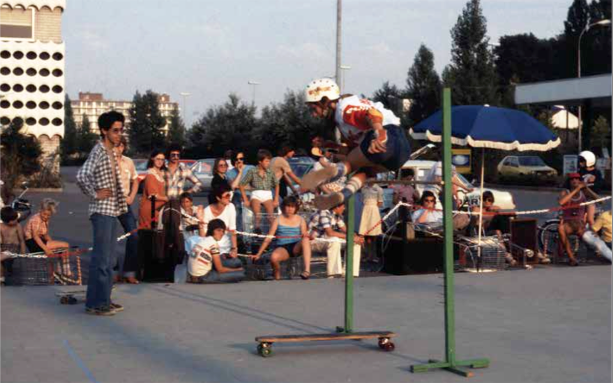eerste skater in België springt over touw tijdens skatewedstrijd - Primitive Skateboarding Belgium 1978