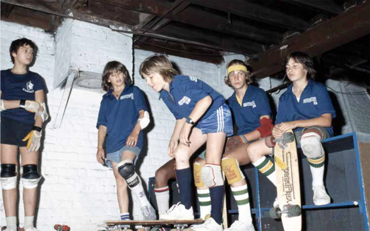 eerste Belgische skaters met skateboards