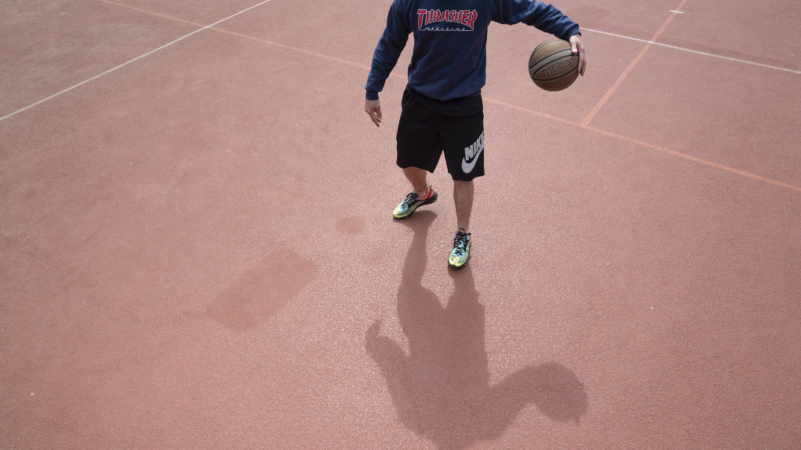 Lukas beim Basketballspielen