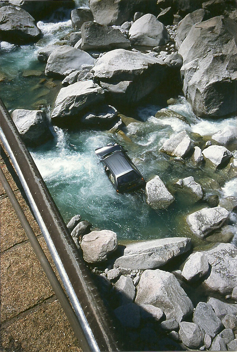 Auto in ravijn
