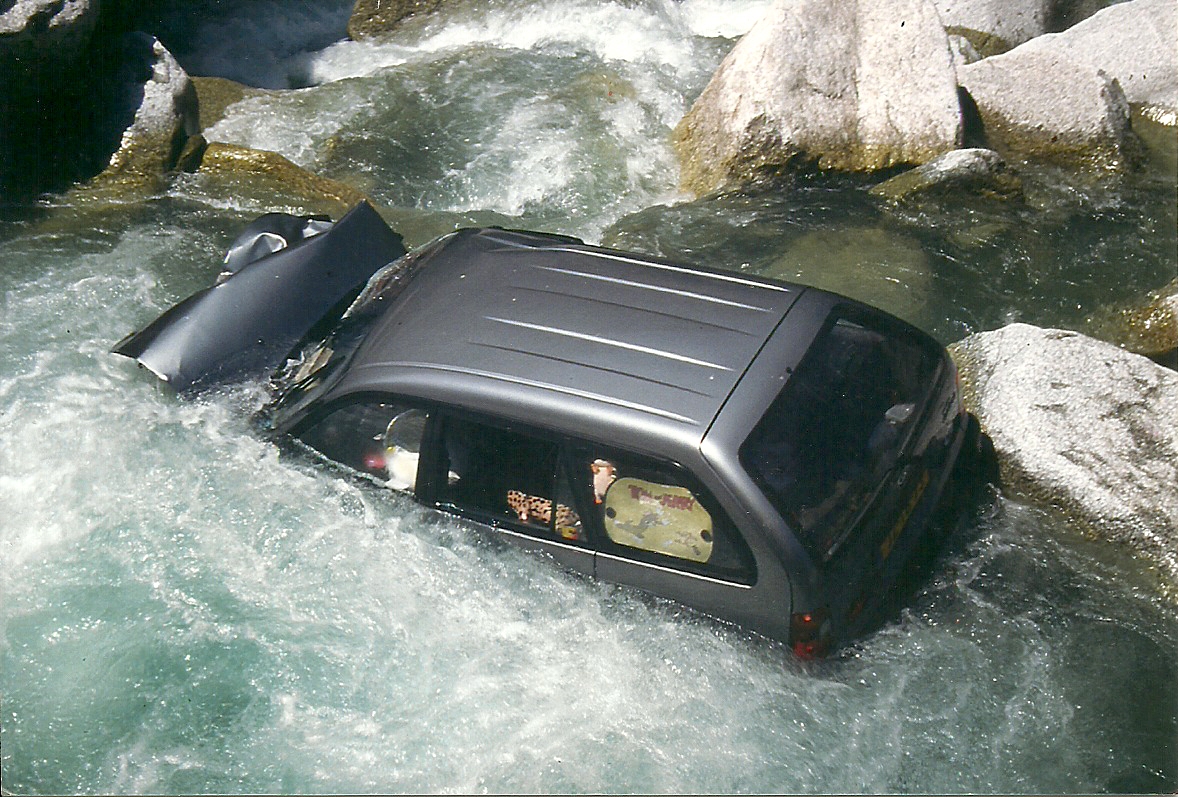 de auto in het ravijn